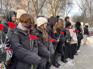 В преддверии Дня Героев Отечества астраханские патриоты провели митинг и возложили цветы к памятнику Героям Советского Союза